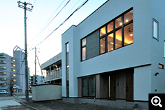 外観（夕景）